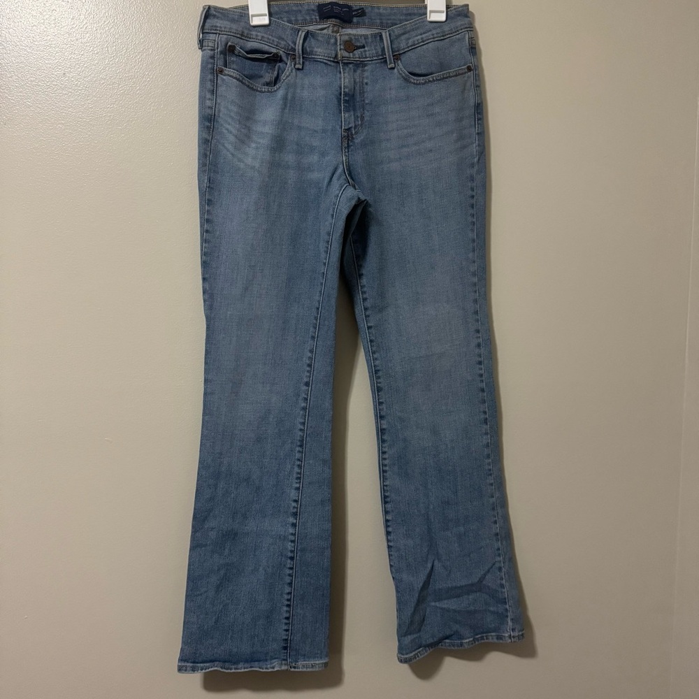 Levi’s Women’s Jeans Slight Curve Classic Boot Cut Size 10/30 Medium Wash Stretc